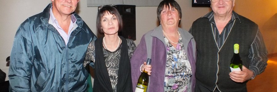 Vlnr is Johan Wiese en Petro Prinsloo saam met die gelukkige wenners van bottels wyn, Maureen Taljaard en Ben de Lange